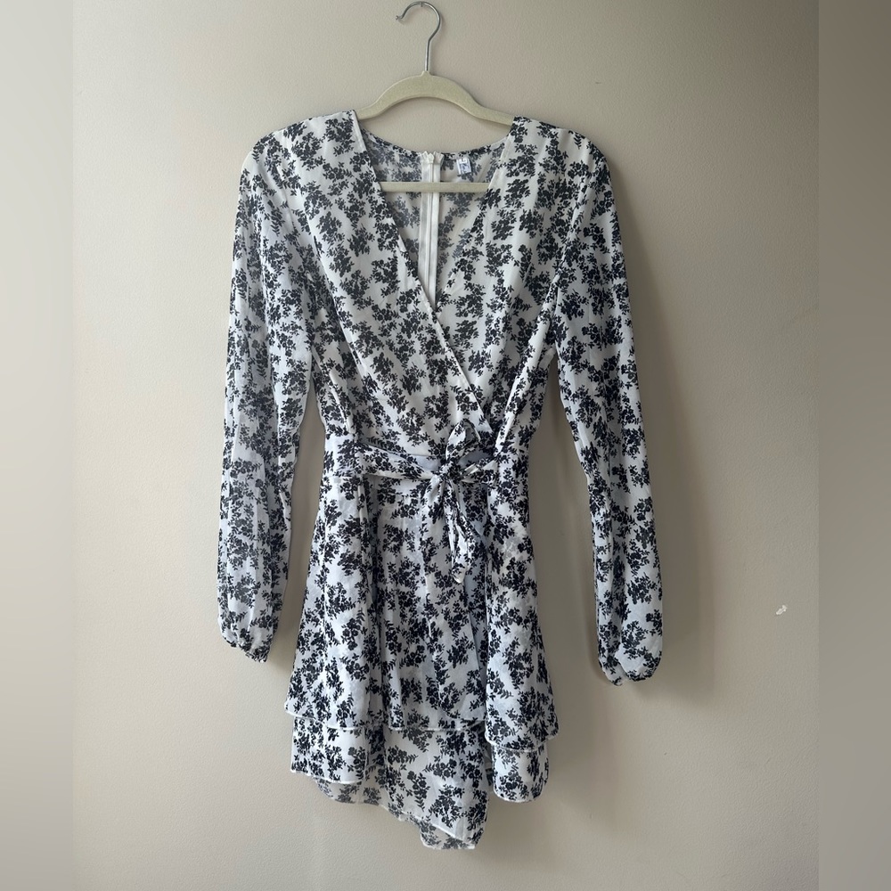 Black & white floral long sleeve romper, size large